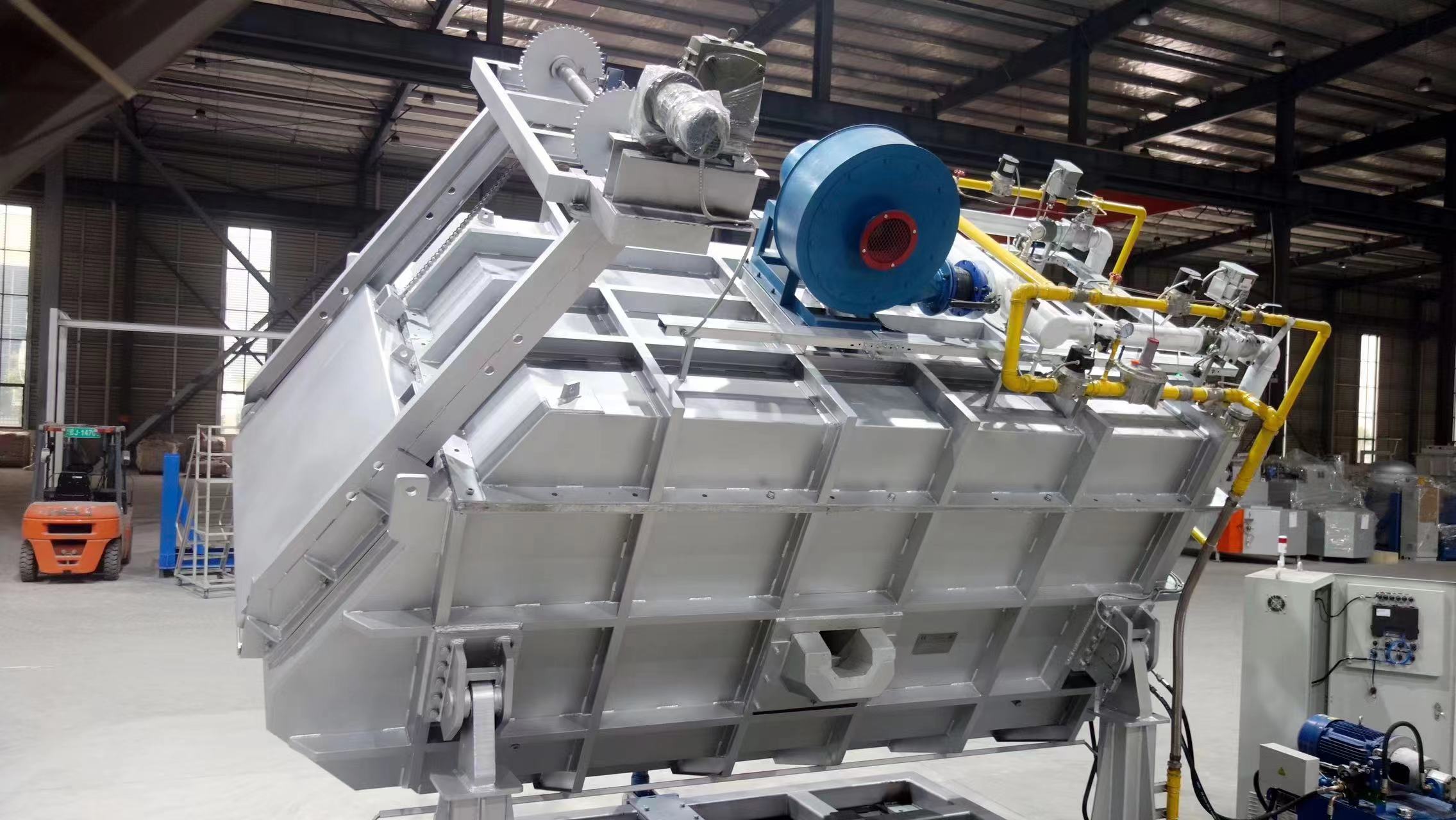 Tilting aluminum melting furnace